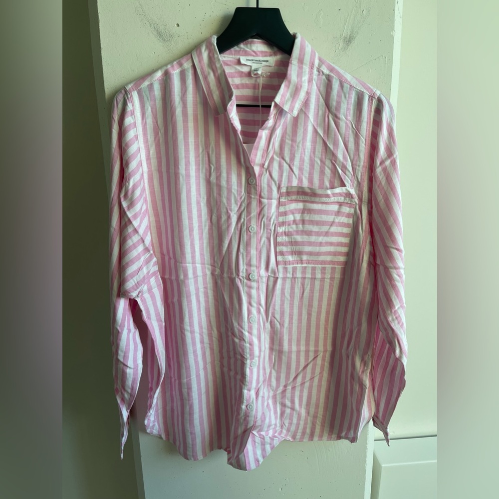 beachlunchlounge Maelyn Stripe Button-Up Shirt in Bubble Bath Size M - Picture 2 of 5